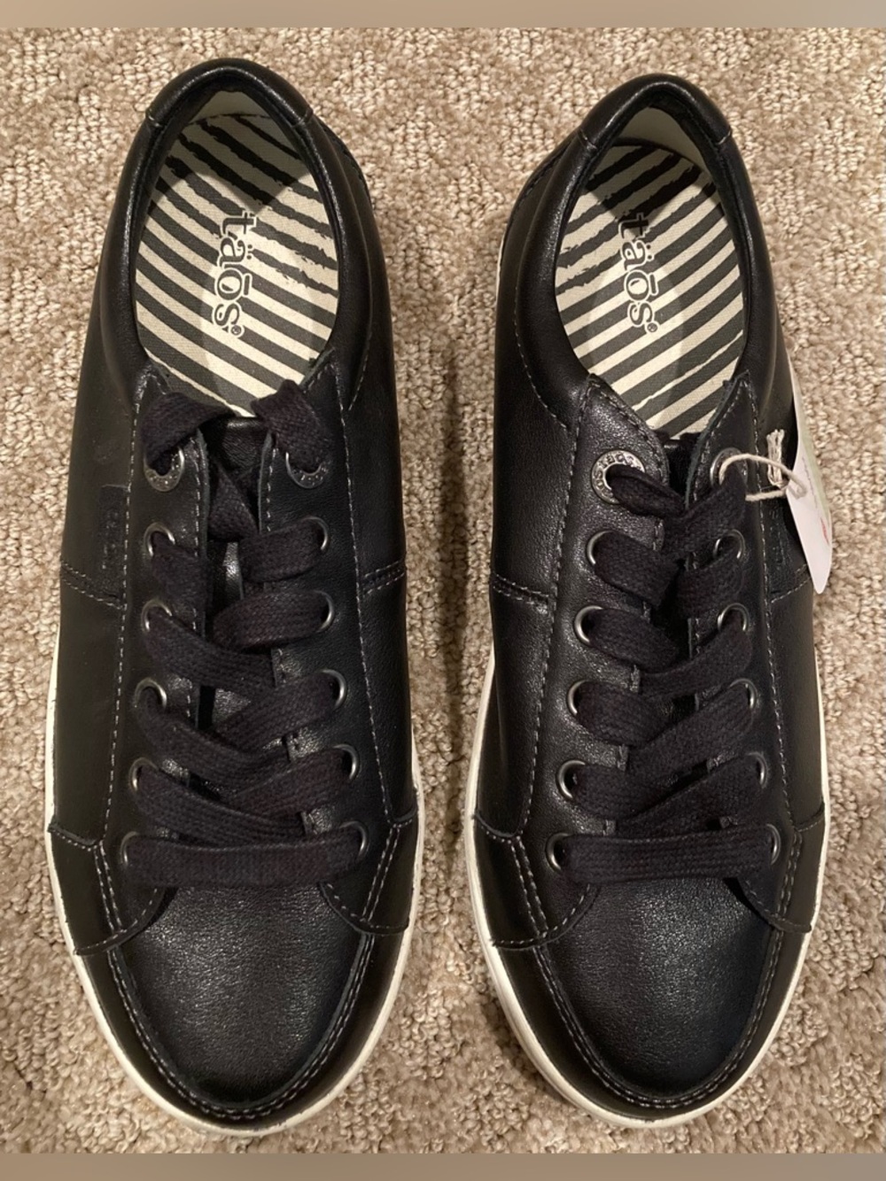 NWT Taos Women’s Onward Sneaker